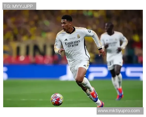 麦迪逊社媒分享儿子穿贝林厄姆皇马球衣瞬间展现父爱与足球梦想